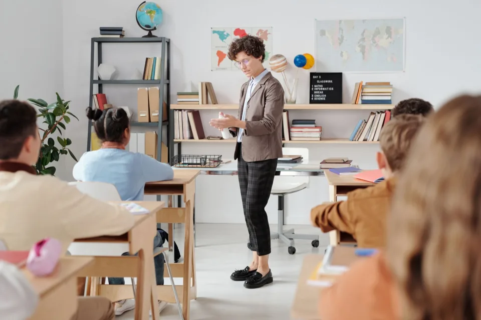 Giá sách và học liệu